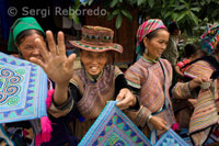 Mercado de Bac Ha. Las mujeres de la étnia Hmong Flower venden y compran todo tipo de telas.